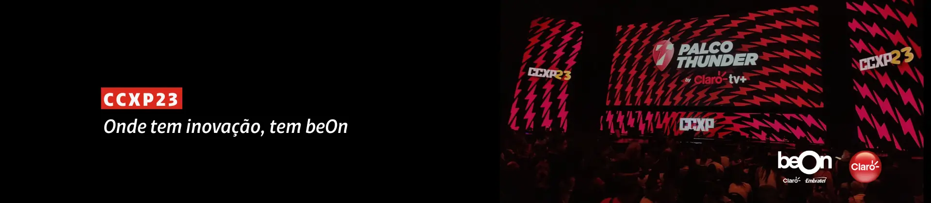 Imagem do telão do palco Thunder do evento CCXP, o telão está vermelho e preto e tem o logo da Claro