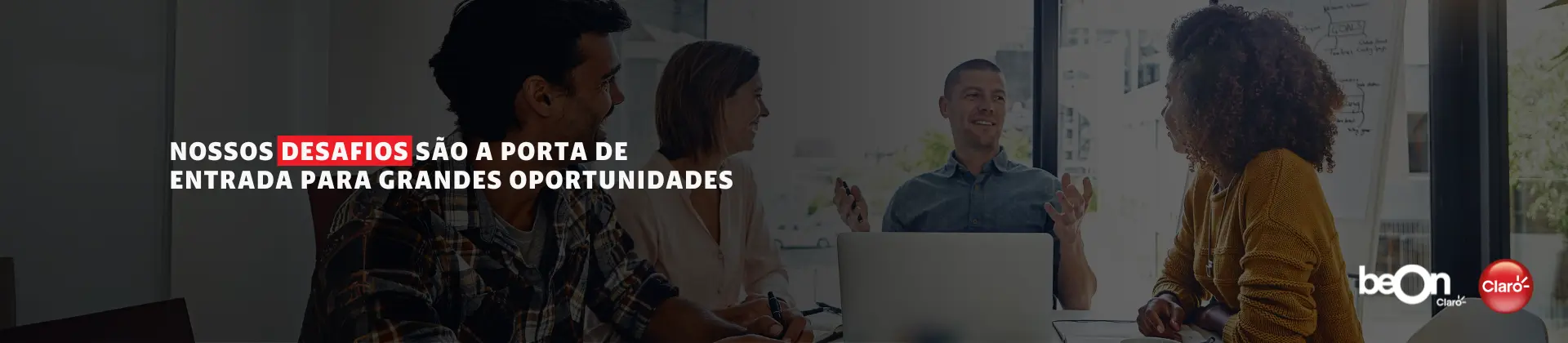 Imagem de uma equipe interagindo e a frase "nossos desafios são a porta de entrada para grandes oportunidades".