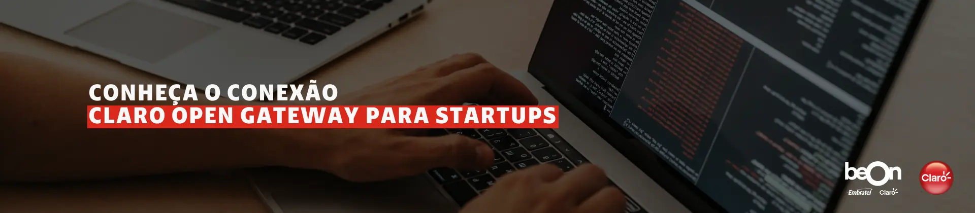 texto escrito "Conheça o Claro Conexão Open Gateway para Startups" e imagem de pessoa mexendo no computador
