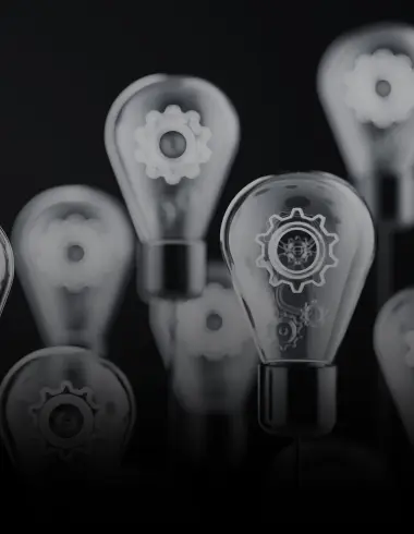 Lâmpadas com engrenagens dentro, representando novas ideias